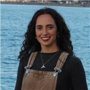 Doble graduada, con máster y actualmente posgrado, ofrece clases de actividad y ejercicio físico, deportes, juegos lúdicos... a toda persona que quiera cambiar su estilo de vida